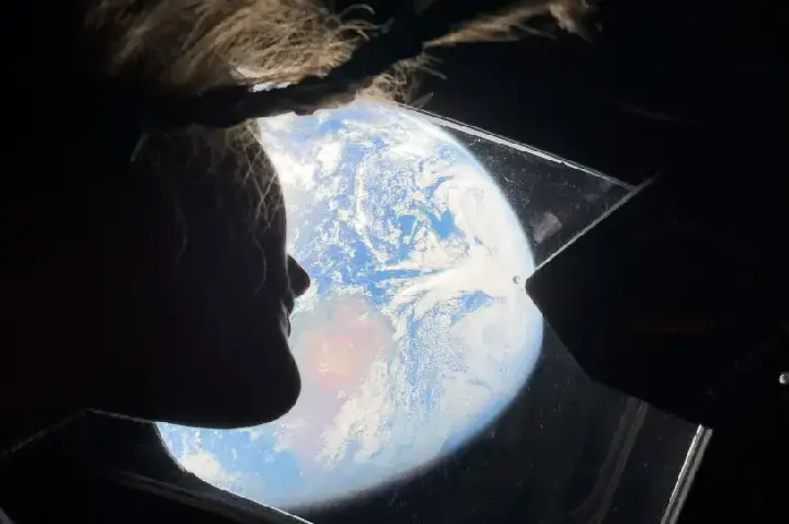 Astronautas usam celular no espaço e registram imagens inéditas