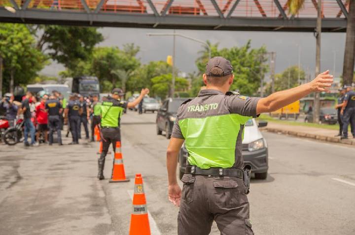 Barueri intensifica fiscalização e retira veículos irregulares de circulação