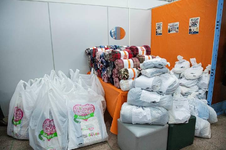 Campanha do Agasalho Tudo Novo 2026 está nas ruas com entrega de mantas, cobertores e moletons