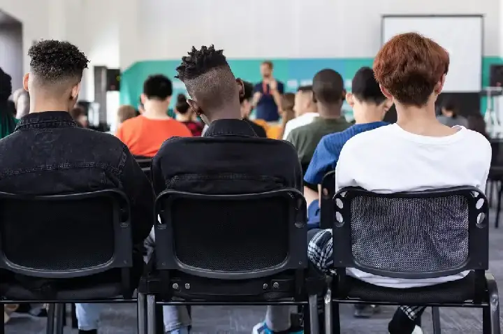 Encontro debate importância do ensino de jornalismo diante de IA