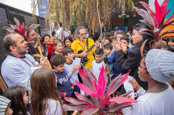 Escola de Barueri homenageia aluna com plantio de ipê-amarelo