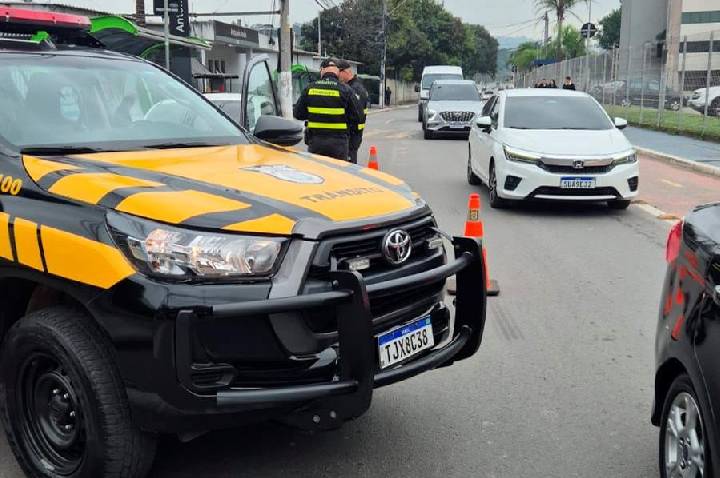 Fiscalização rigorosa em Barueri flagra veículos irregulares e motorista com CNH suspensa