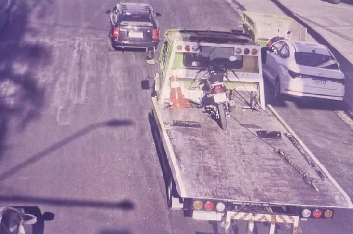 Forças de segurança de Barueri retiram motocicleta com placa adulterada de circulação