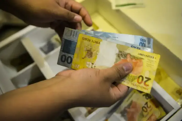 Governo propõe salário mínimo de R$ 1.717 em 2027