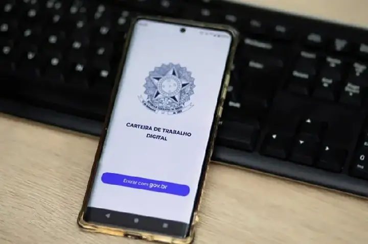 Pesquisa revela que brasileiro prefere emprego com carteira assinada