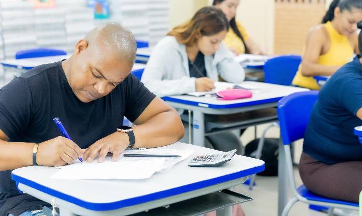 SP expande EJA e leva modelo de presença flexível a 151 escolas em 2026