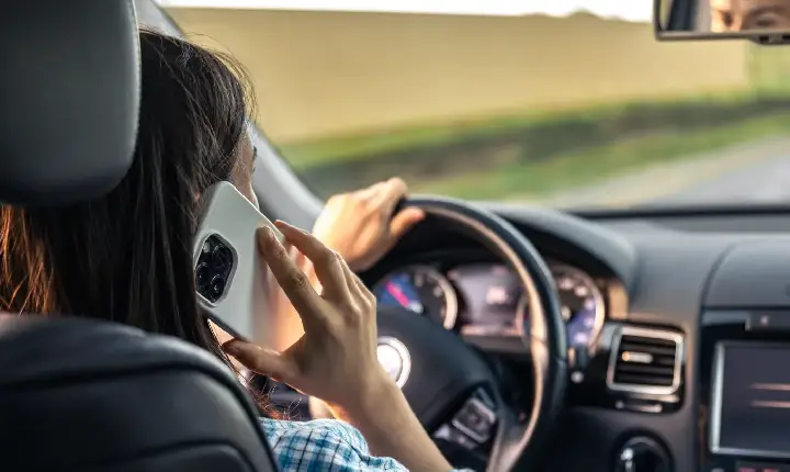 Usar celular ao volante pode gerar três tipos de multa; entenda