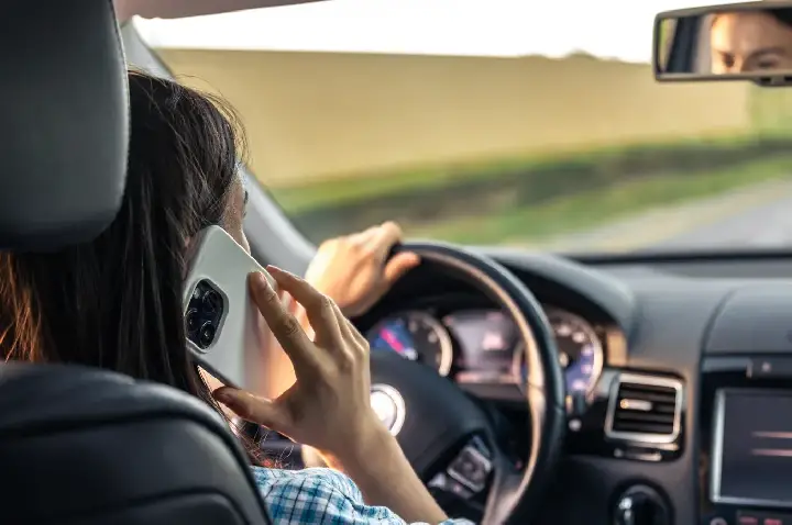 Usar celular ao volante pode gerar três tipos de multa; entenda