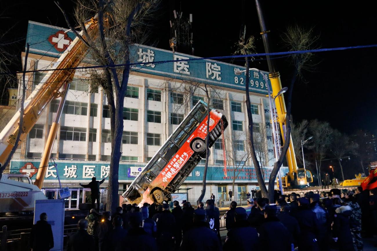 Cratera se abre no meio de via na China, engole ônibus e deixa mortos