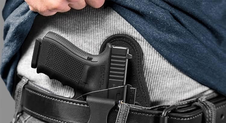 Licenças para armas crescem quase cinco vezes no governo Bolsonaro; Exército tem 674 mil autorizações ativas