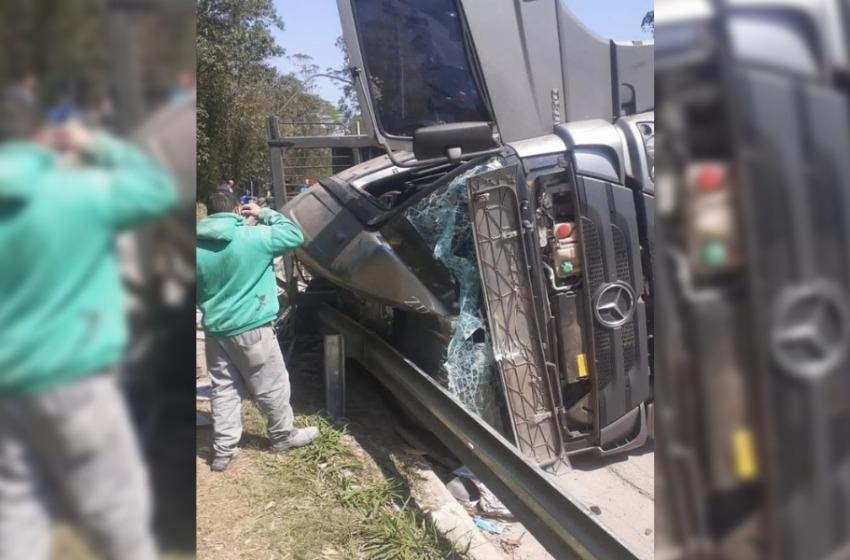 Caminhão tomba em cima de garoto em acostamento da Raposo Tavares