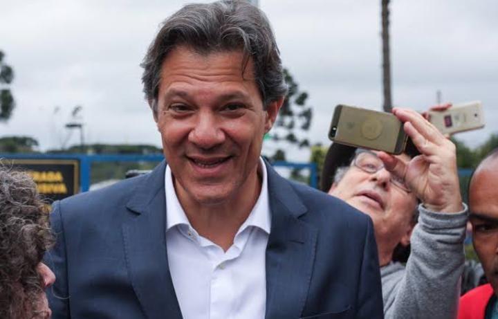 Haddad faz caminhada no Calçadão de Carapicuíba nesta terça