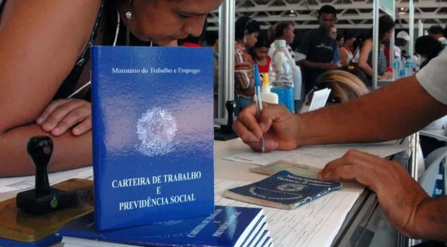 Desemprego deve continuar a cair no Brasil e subir nos EUA e Europa, dizem analistas