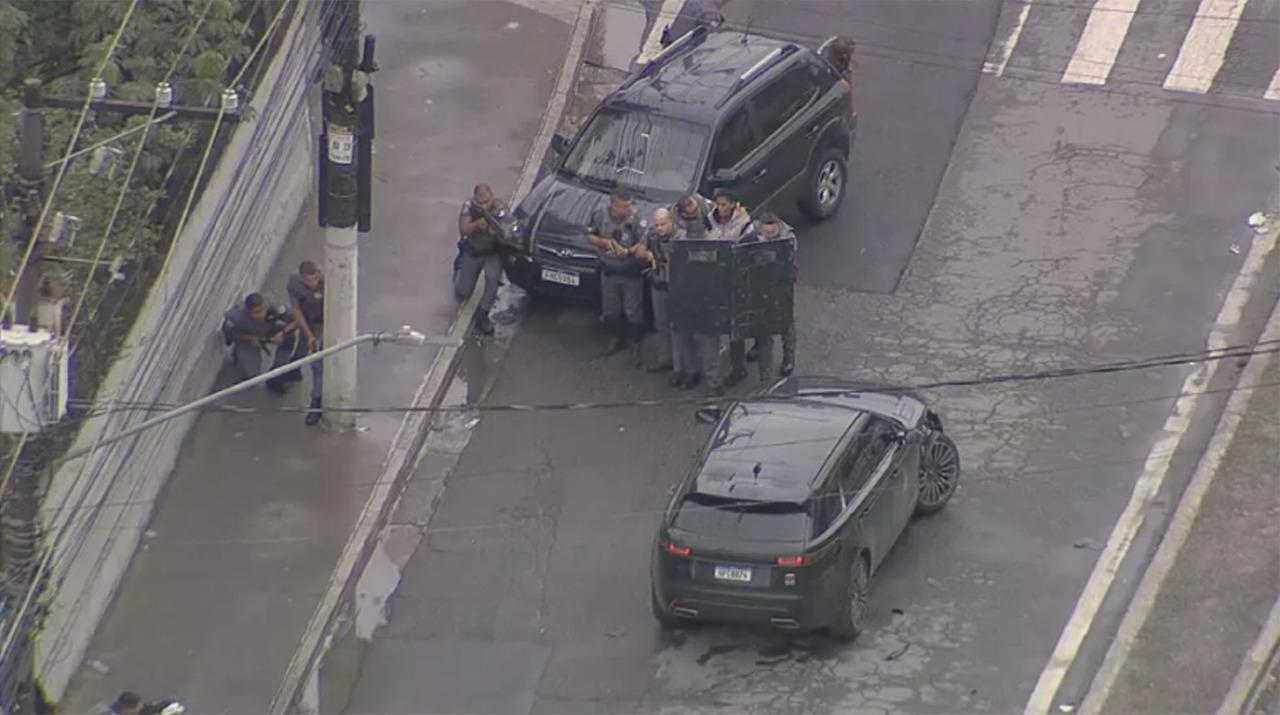 SEQUESTRO EM ANDAMENTO: Policiais militares cercam carro roubado com criminoso e casal refém