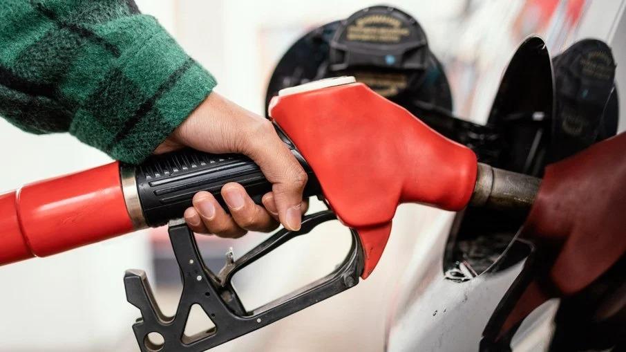 Reoneração de combustíveis deve elevar preço da gasolina em R$ 0,69 por litro, aponta levantamento