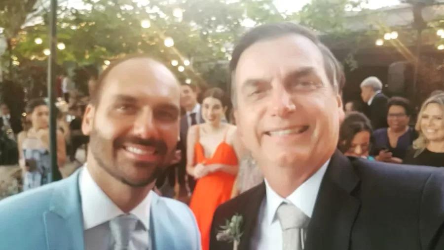 Bolsonaro gastou R$ 55 mil em padaria um dia após casamento de Eduardo