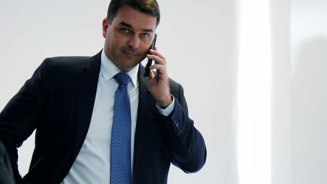 Flávio Bolsonaro tentou esconder participação de família em ataques, diz senador