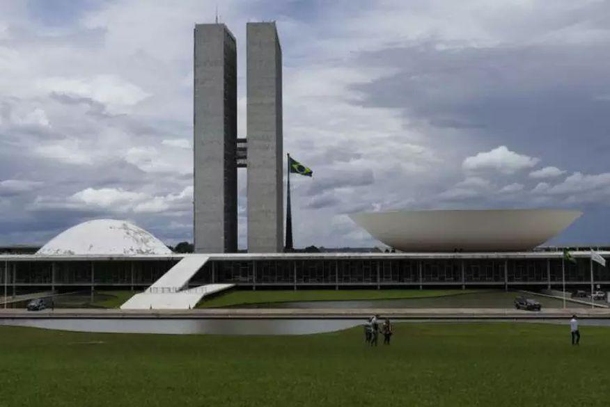 Senadores definem que trabalharão só três dias por semana e três semanas por mês