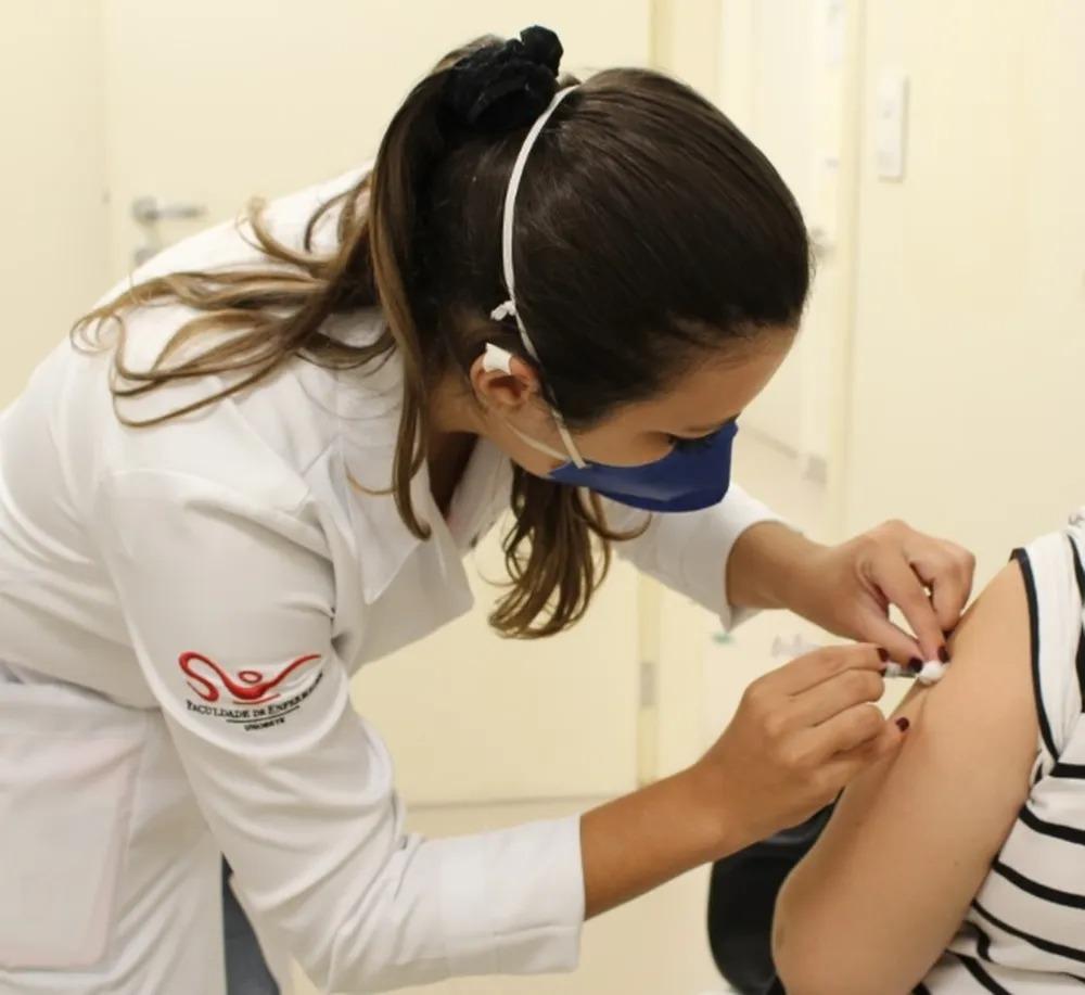 Cidade de SP começa a aplicar vacina da gripe em novos grupos nesta segunda