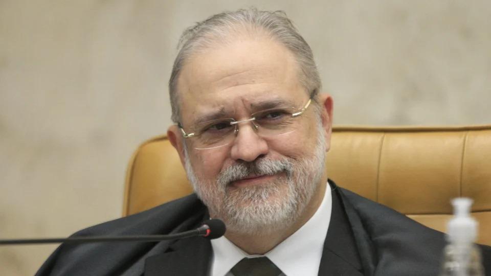 Aras e mais nove já receberam R$ 100 mil, cada, por participação em banca de concurso do MPF
