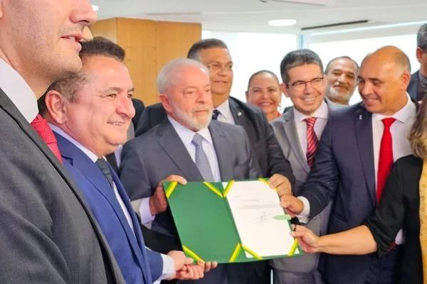 Lula assina projeto com reajuste de 18% para policiais e bombeiros do DF