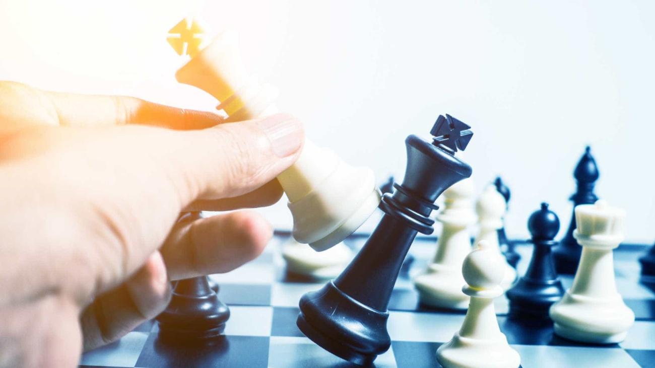 Demência: risco cai com hábitos como jogar xadrez