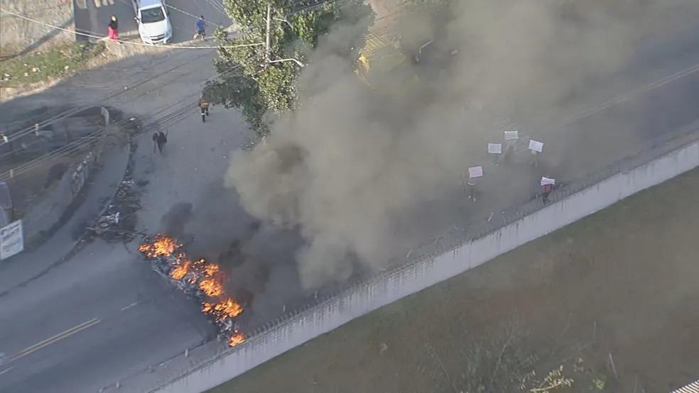 Moradores fecham estrada contra reintegração de posse em Guarulhos, na Grande SP