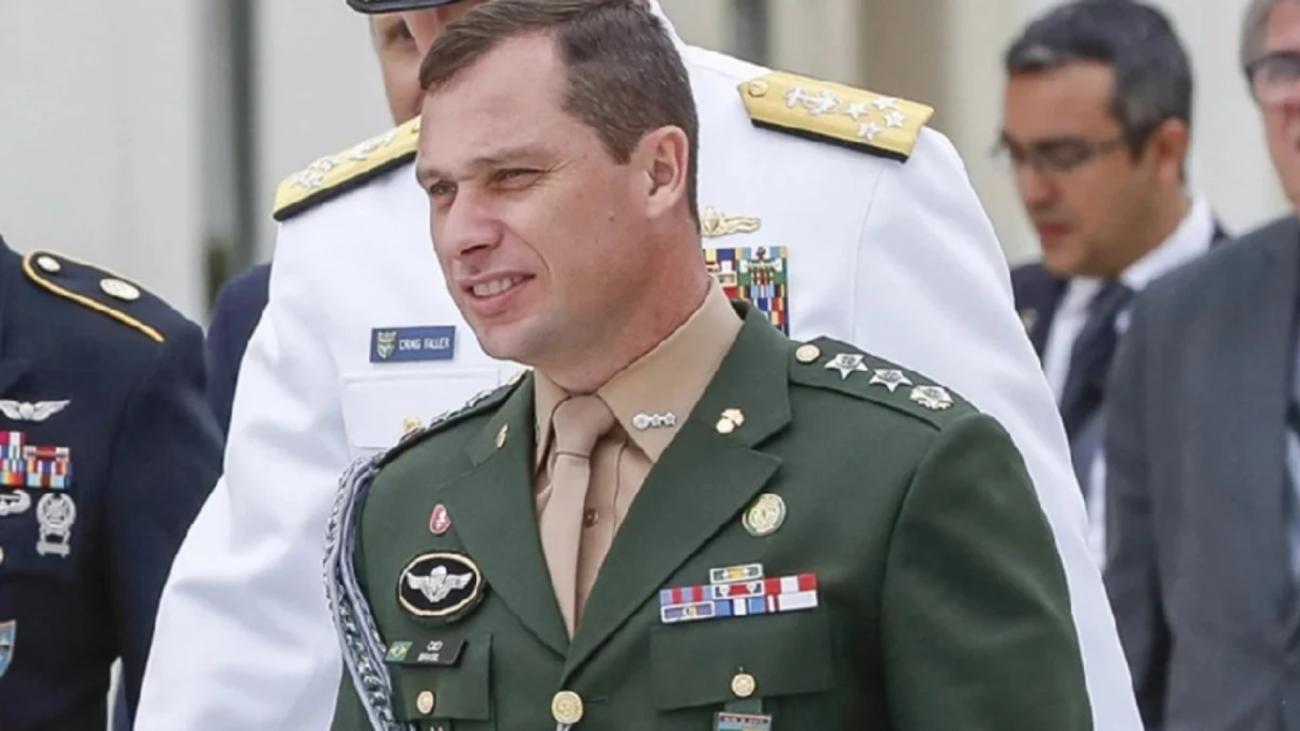 Cid confessou à PF ter entregue dinheiro das joias nas mãos de Bolsonaro, diz revista