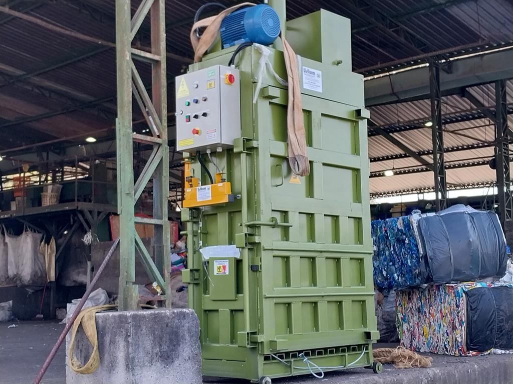 Cooperyara recebe prensa doada pela URE Barueri