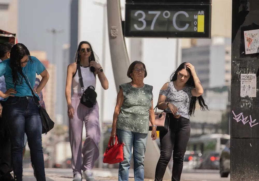 Prefeitura de SP anuncia operação para acolher população em situação de rua durante onda de calor na cidade