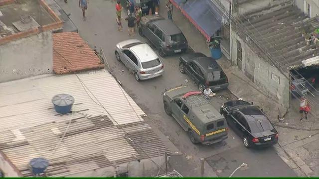 Exército e PM fazem operação conjunta em Guarulhos em busca das últimas 4 das 21 metralhadoras furtadas