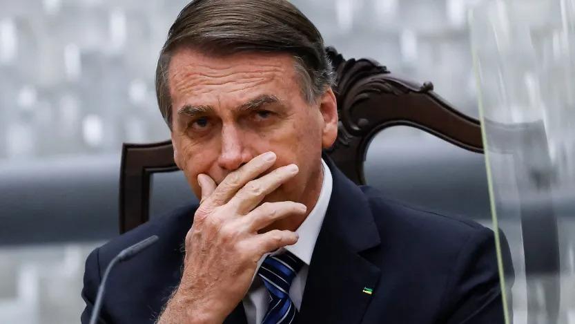 Decisão impede Bolsonaro de sair do país e ter contato com investigados