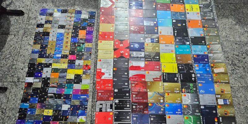 Golpe da maquininha: polícia de SP prende homem com 450 cartões bancários