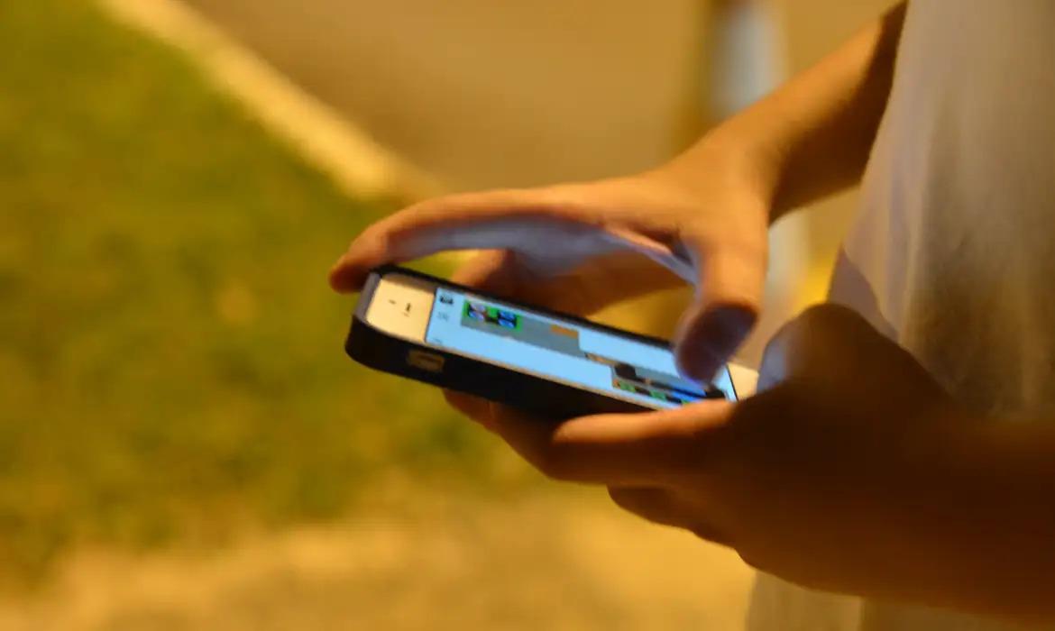 Governo define grupo sobre uso indevido de telas por crianças