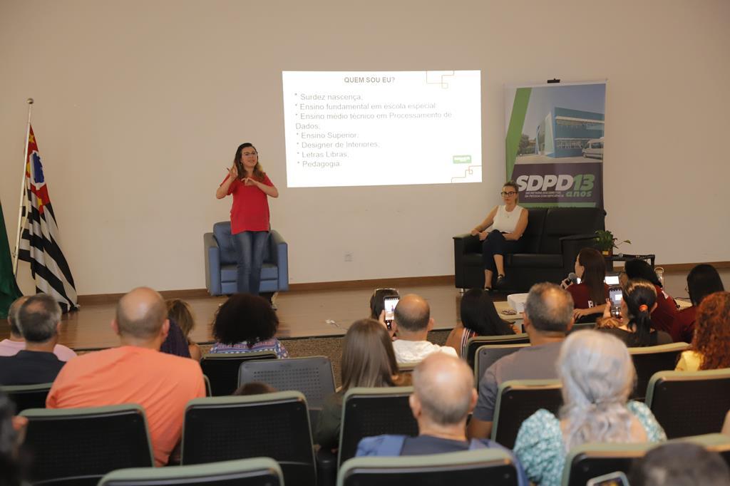 Café com Libras aborda mercado de trabalho para surdos