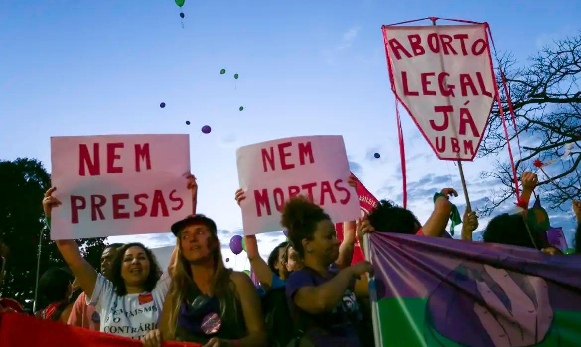 Ausência do Estado distancia meninas e mulheres do aborto legal