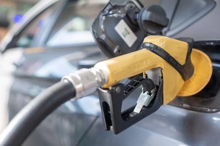 Inflação acelera puxada pelo preço da gasolina e passagens aéreas