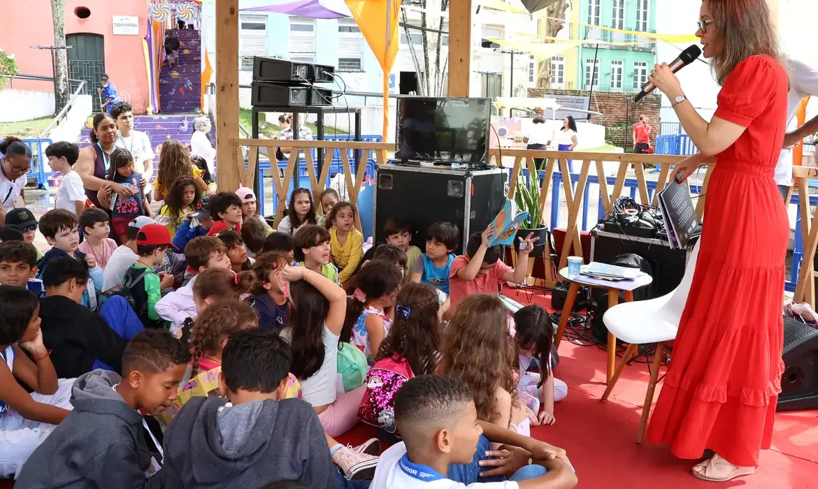 Invisibilidade feminina persiste na literatura, afirma escritora