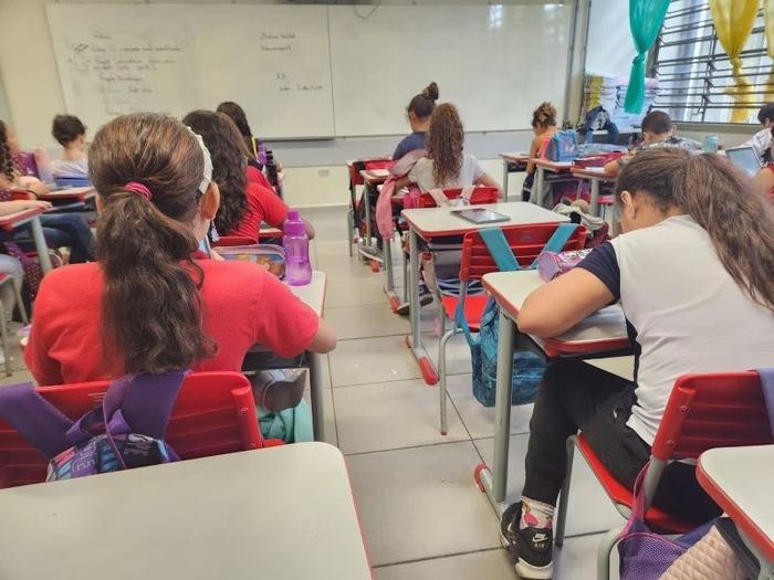 Alesp aprova projeto que veta uso de celular em escolas de São Paulo