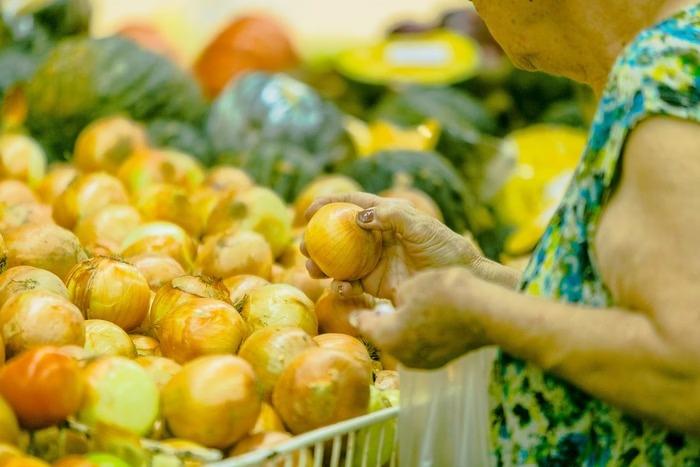 Inflação vai a 4,76% em 12 meses e estoura o teto da meta em outubro