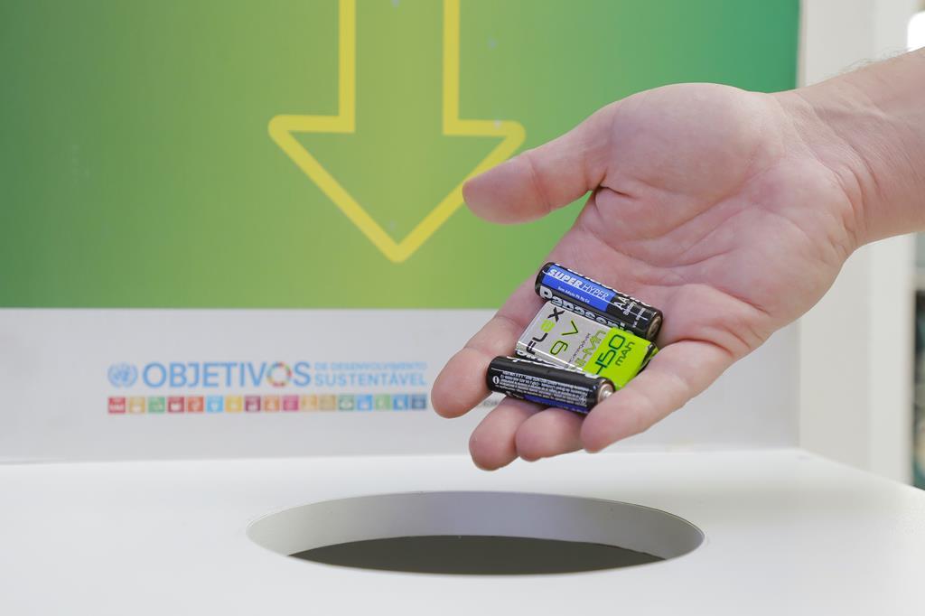 Papa-pilhas auxilia na reciclagem de materiais em Barueri