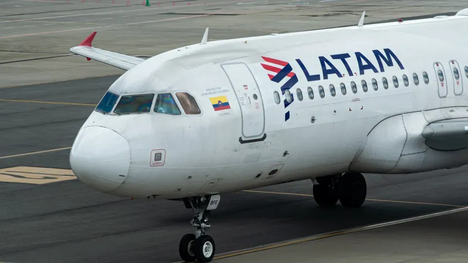 Um avião da companhia aérea Latam solicitou prioridade de pouso no Aeroporto Internacional de Guarulhos (SP)  por 