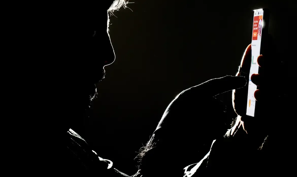 Plataformas devem promover ambiente seguro para jovens, diz instituto