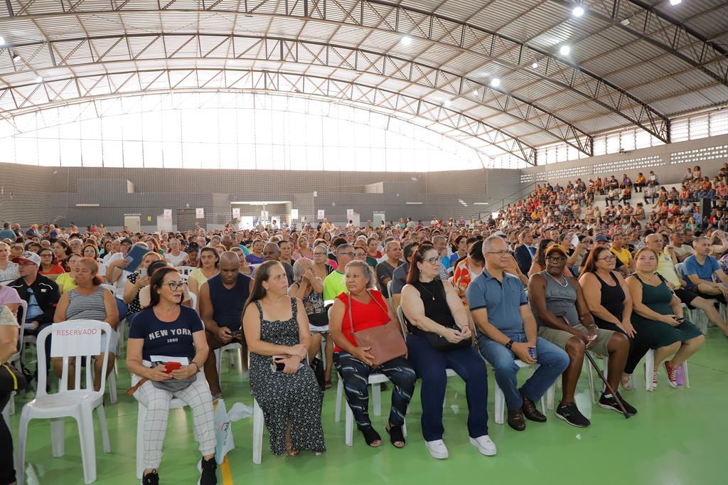 Prefeitura participa da entrega de 1.088 matrículas a moradores da CDHU
