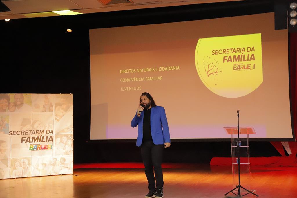 Palestra “Adolescência além da Netflix” promove reflexão com estagiários da Prefeitura
