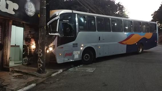 Carapicuíba: homem furta ônibus na Grande SP e joga veículo contra salão de festas onde esposa estava
