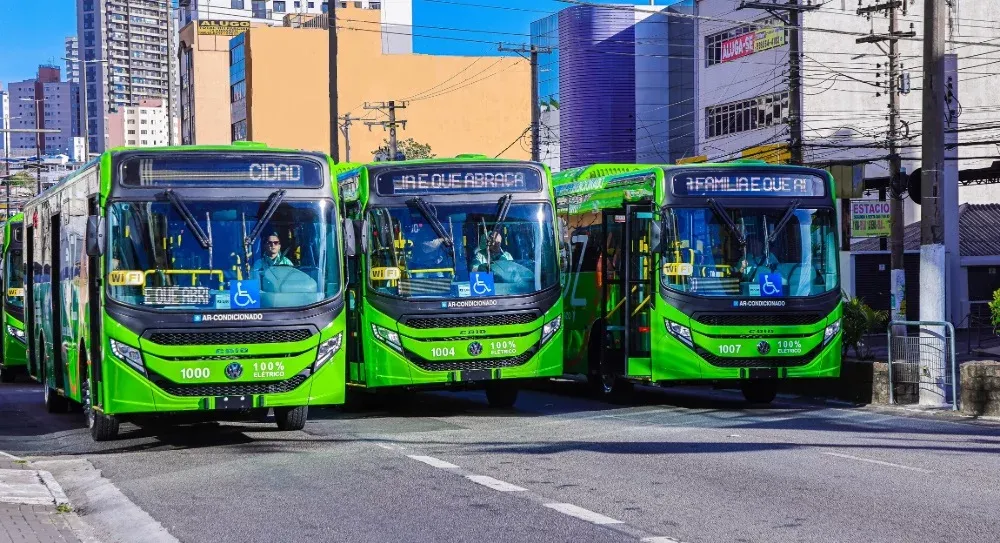 Prefeito de Osasco entrega 10 novos ônibus 100% elétricos