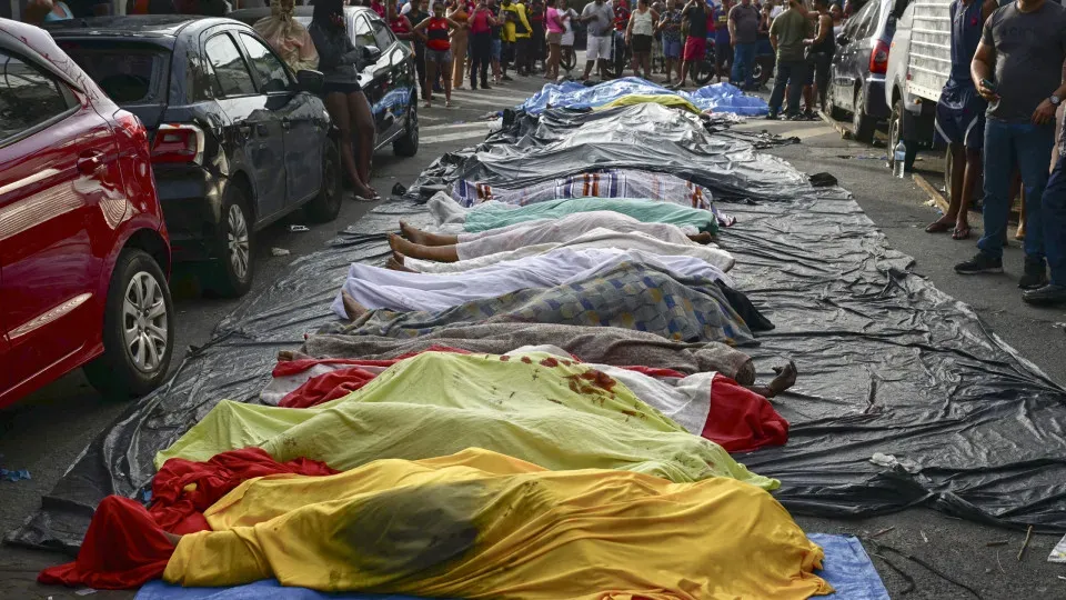 Número de mortes em megaoperação no Rio passa de 130, diz defensoria