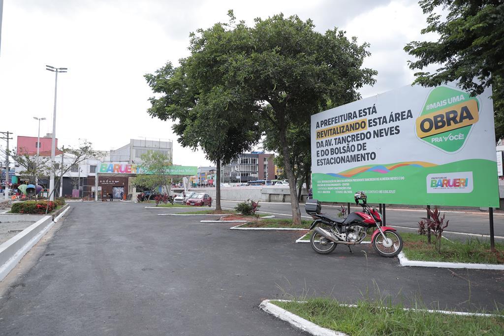 Revitalização de estacionamento e via em frente à Prefeitura segue a todo vapor