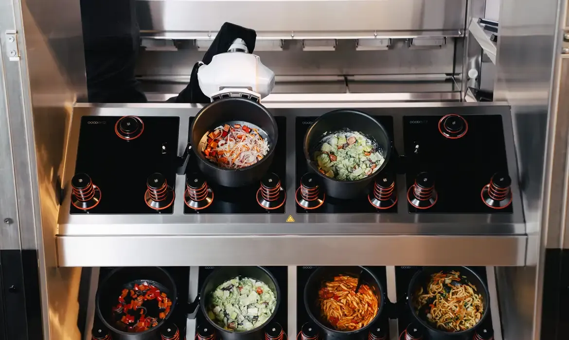 Robô cozinheiro com IA vence prêmio internacional de robótica